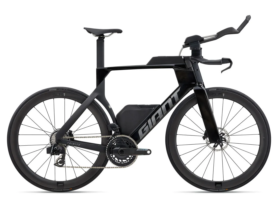 Seitenansicht eines schwarzen Giant Trinity Advanced SL 1 Rennrads für Zeitfahren und Triathlon, mit integrierter Verpflegungsbox und Aero-Lenker.