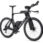 Frontalansicht eines schwarzen Giant Trinity Advanced SL 1 Zeitfahrrads mit Carbonfelgen und integriertem Trinksystem.