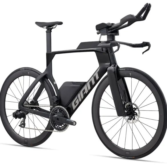 Frontalansicht eines schwarzen Giant Trinity Advanced SL 1 Zeitfahrrads mit Carbonfelgen und integriertem Trinksystem.