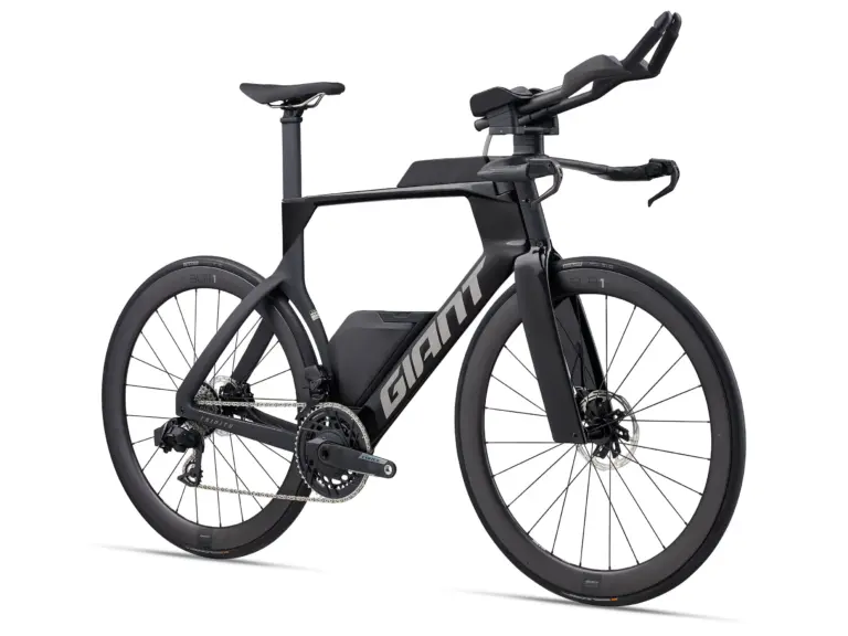 Frontalansicht eines schwarzen Giant Trinity Advanced SL 1 Zeitfahrrads mit Carbonfelgen und integriertem Trinksystem.