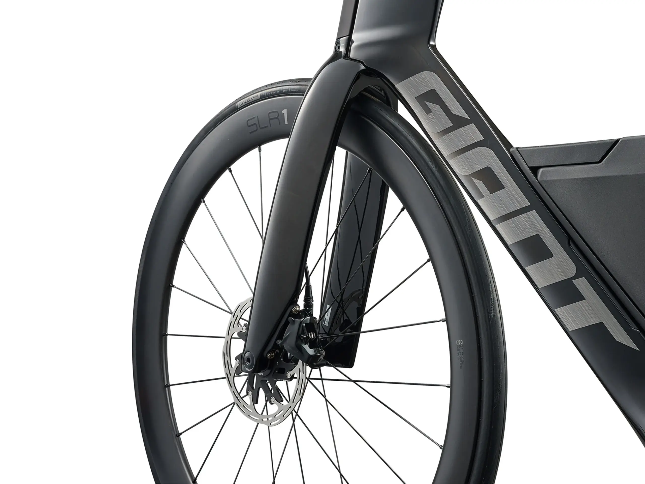 Detailansicht des aerodynamischen Rahmens, der Carbonfelge und der Scheibenbremse des Giant Trinity Advanced SL 1 Rennrads.