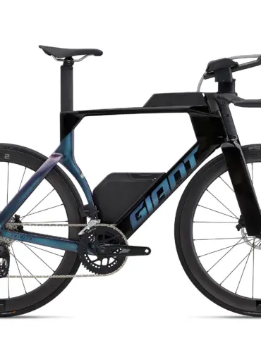 Das Giant Trinity Advanced SL 2, ein schwarzes Rennrad mit aerodynamischem Rahmen, integriertem Trinksystem und Scheibenbremsen, steht isoliert auf weißem Hintergrund.