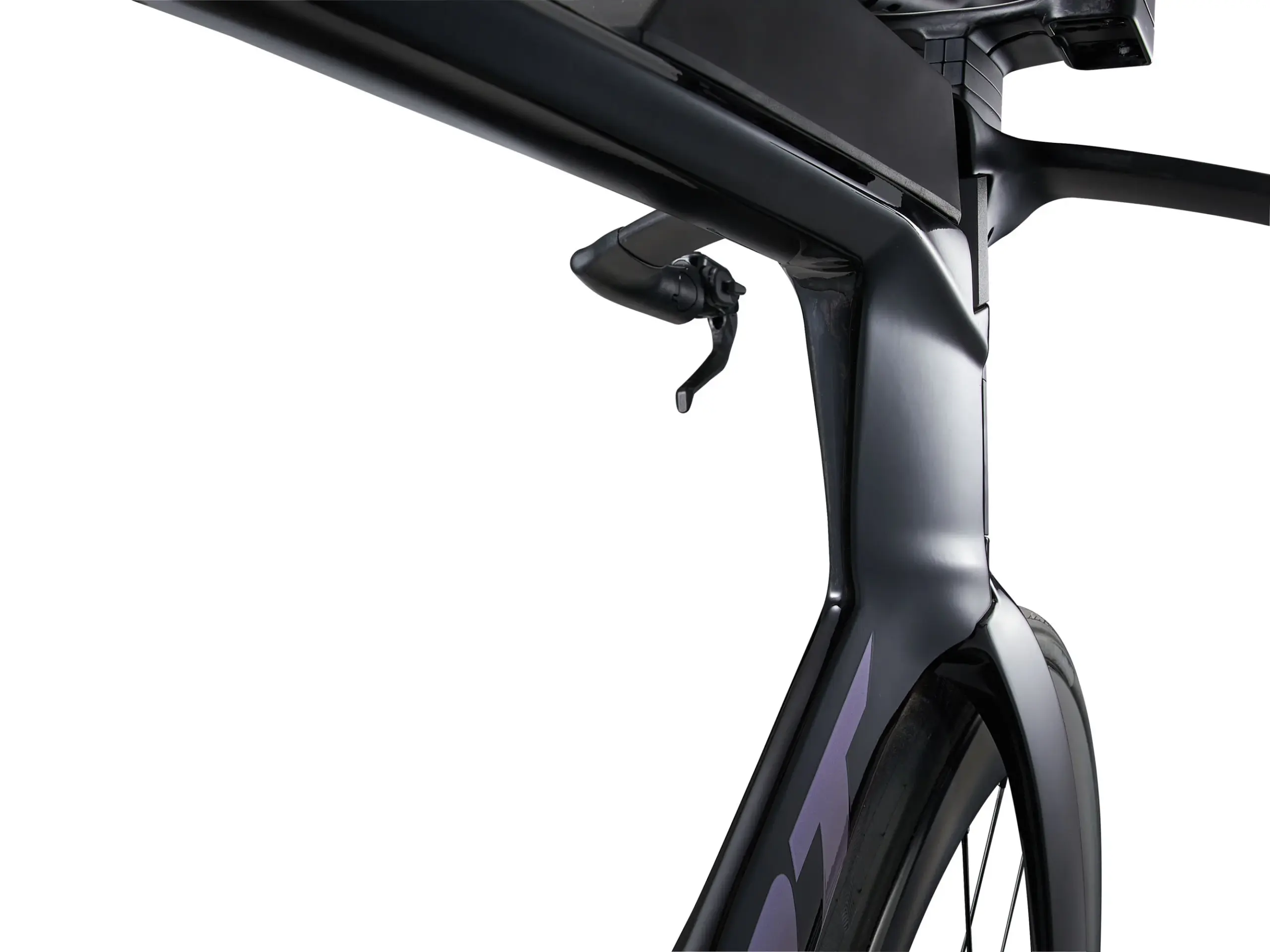 Detailaufnahme des schwarzen Giant Trinity Advanced SL 2 Rennrads, Fokus auf den aerodynamischen Rahmen, das Cockpit und die integrierte Bremsleitung.