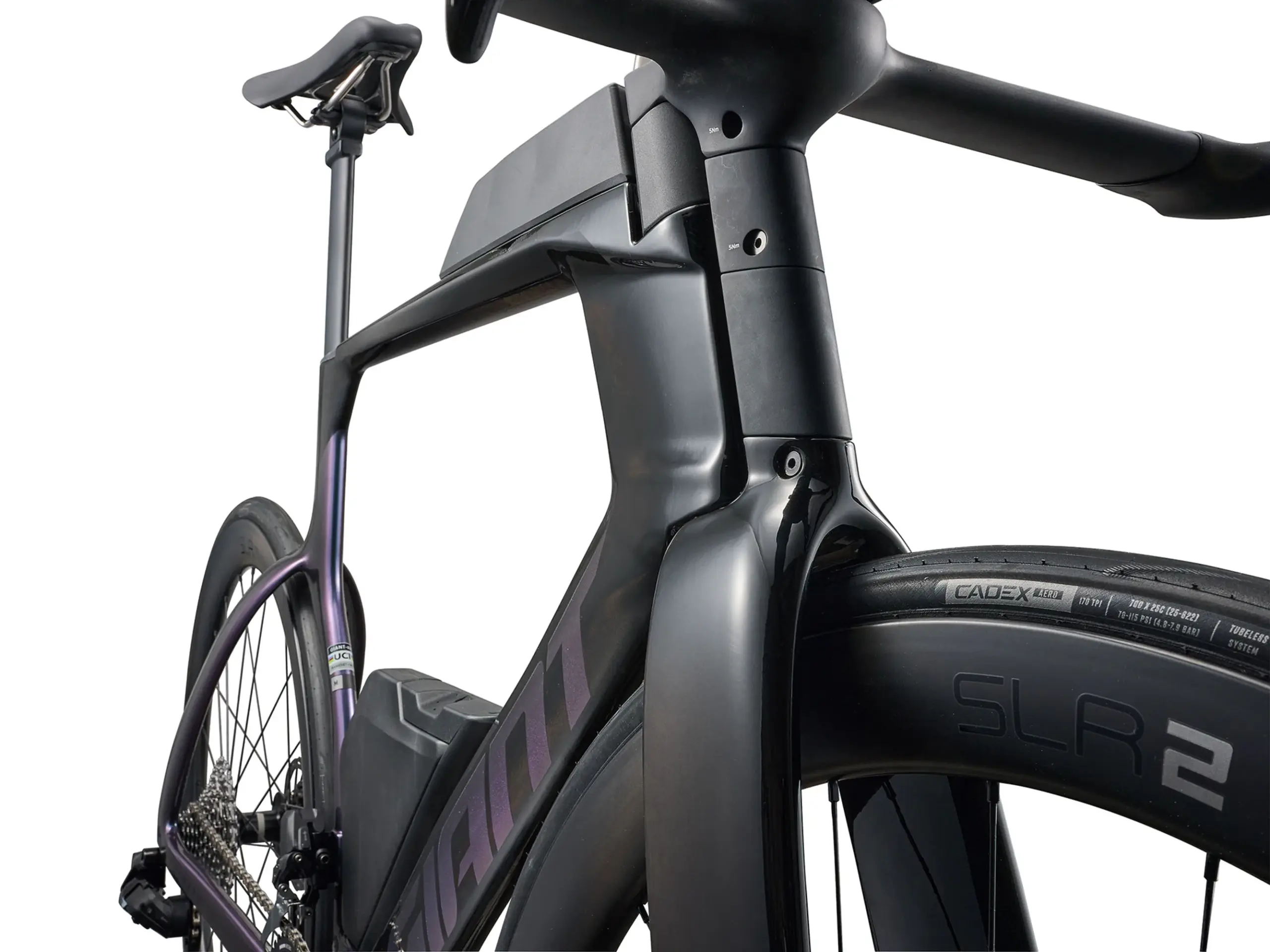 Nahaufnahme des vorderen Bereichs eines schwarzen Giant Trinity Advanced SL 2 Zeitfahrrads mit Fokus auf den aerodynamischen Rahmen, die integrierte Box und das Cockpit. Das Rad hat eine auffällige lila-schwarze Lackierung und schwarze Laufräder mit CADEX AERO Bereifung.