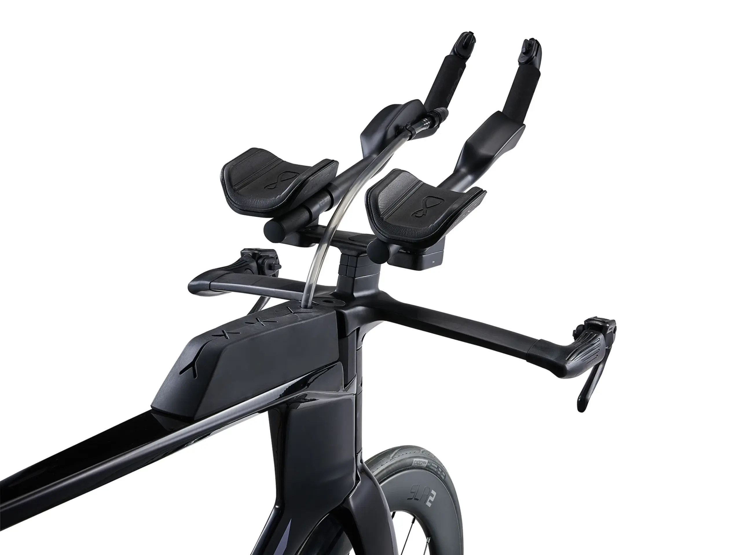 Detailansicht des schwarzen Giant Trinity Advanced SL 2 Zeitfahrrads mit Fokus auf das integrierte Cockpit, die Armauflagen und die vordere Felge.