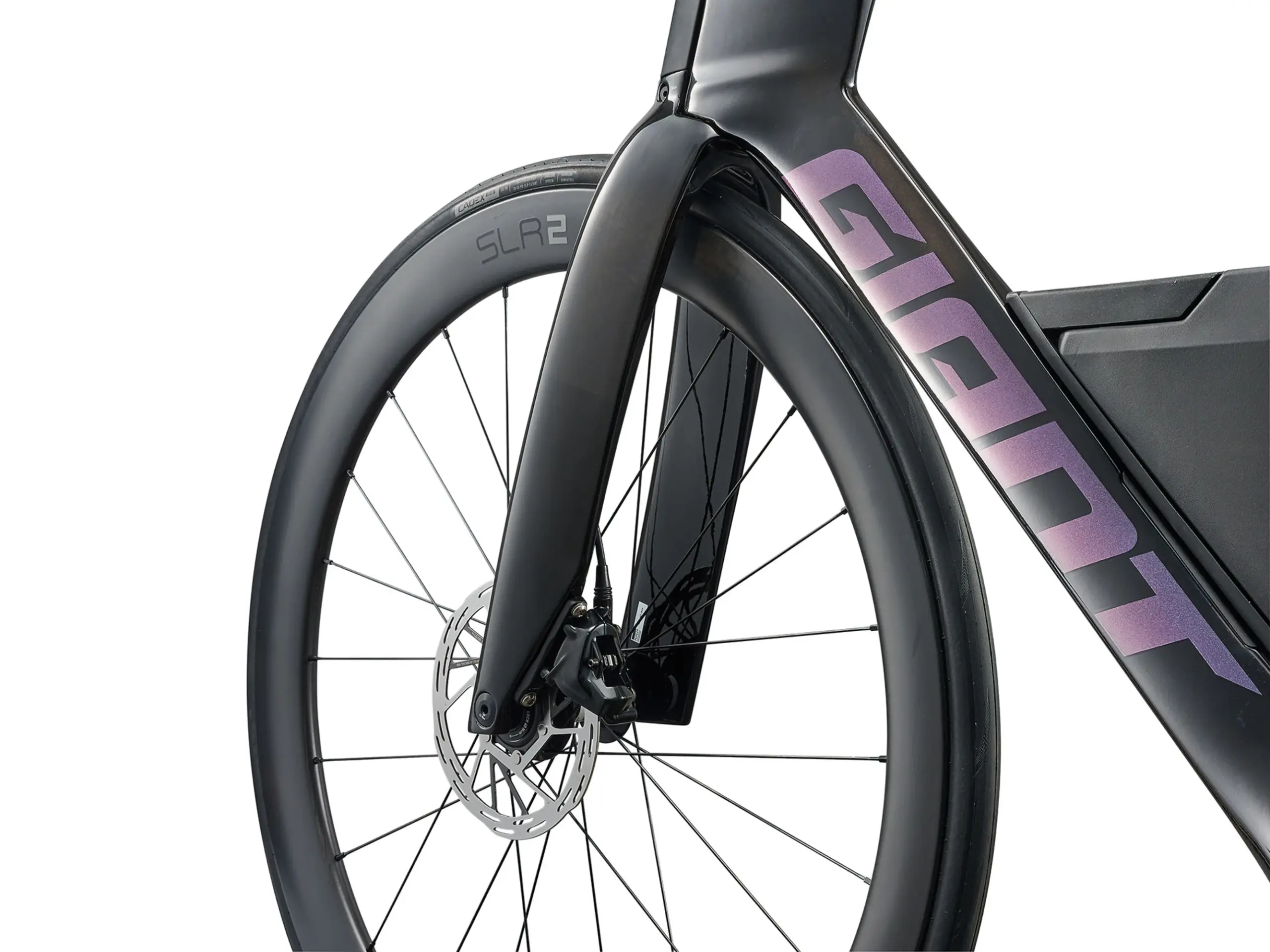 Vorderansicht eines Giant Trinity Advanced SL 2 Zeitfahrrads mit Fokus auf das Laufrad, die Disc-Bremse und das markante Giant-Logo auf dem Rahmen.