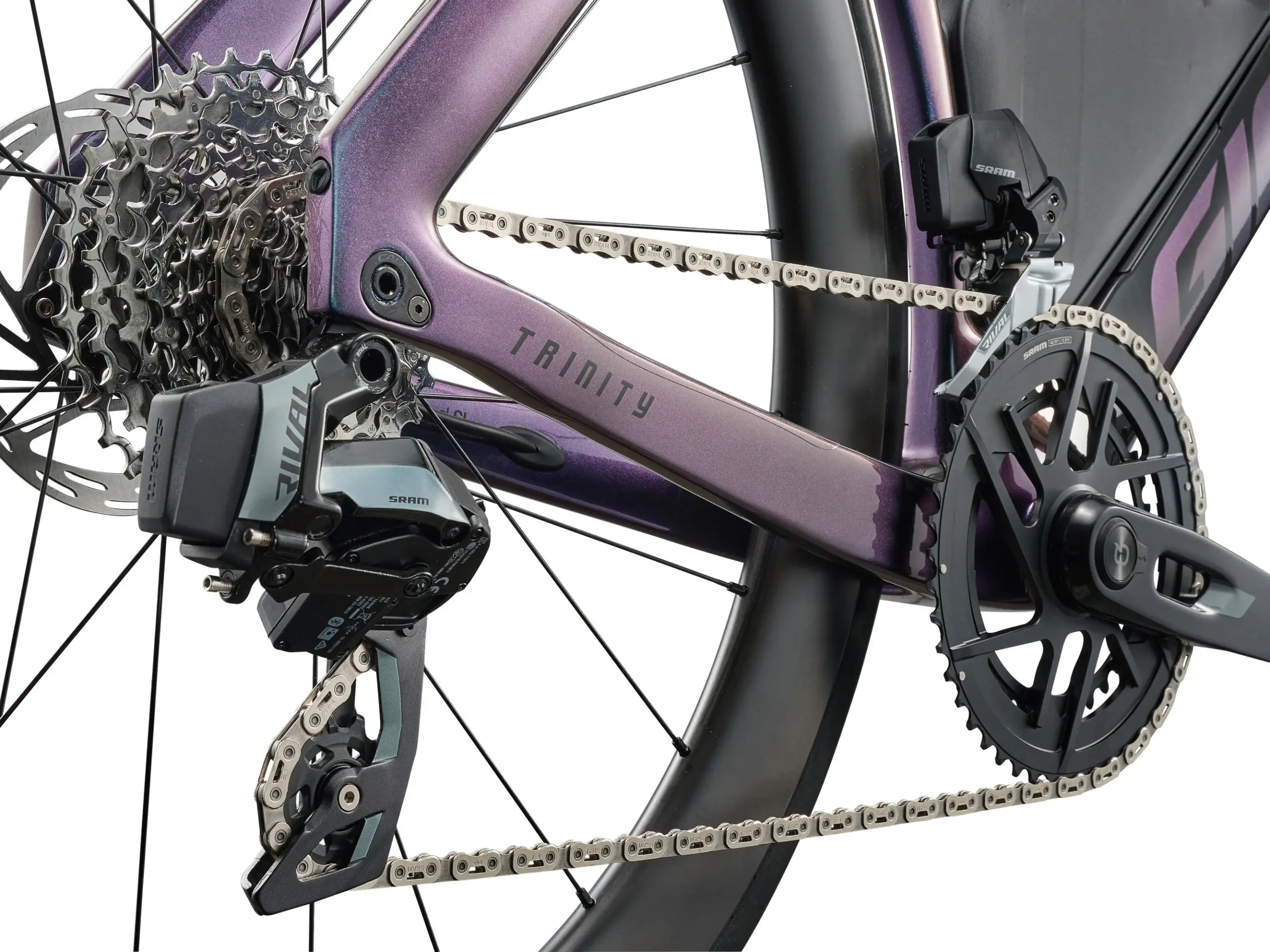 Detailaufnahme des Schaltwerks und der Kassette des Giant Trinity Advanced SL 2 mit Fokus auf die SRAM Rival Komponenten und den
