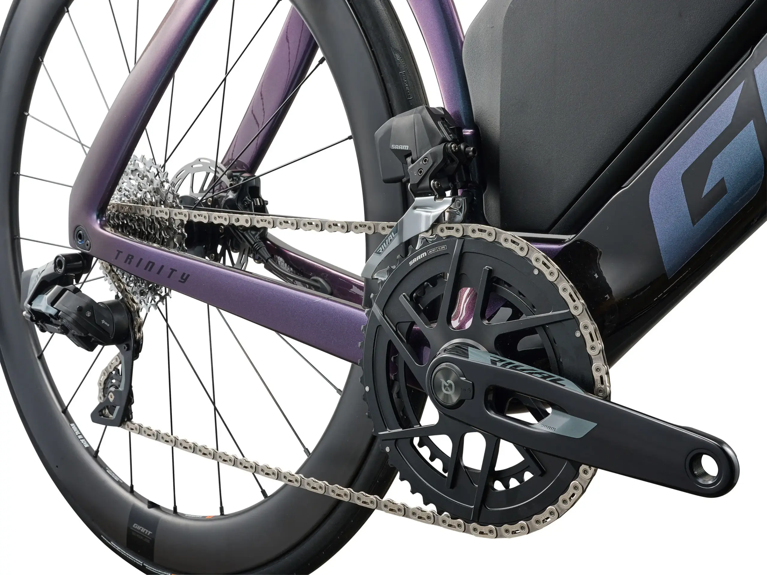 Nahaufnahme des Hinterrads und Antriebsstrangs des Giant Trinity Advanced SL 2 mit SRAM Rival Komponenten, Kassette und Kette.
