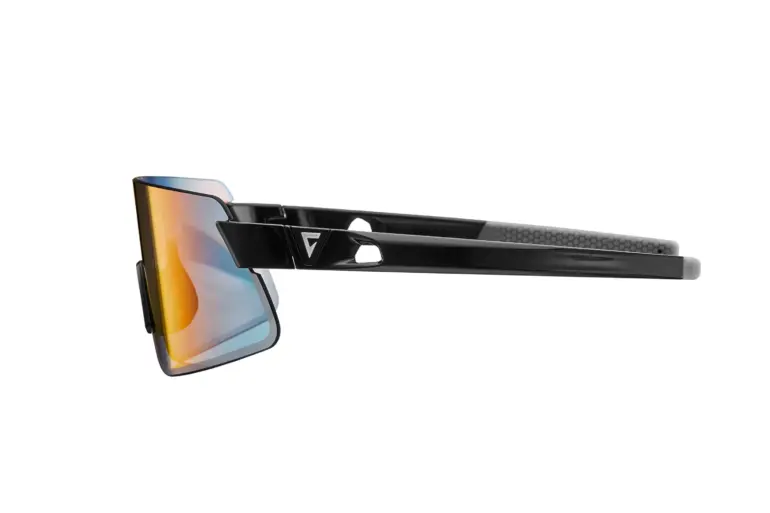 Seitenansicht der schwarzen Helio Glasses FotoVis Sportbrille mit einer verspiegelten, orange-blauen Scheibe und einem grauen Muster auf den Bügeln.