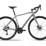 Seitenansicht eines Lapierre Crosshill AL 2.0 2026 Gravelbikes in Beige.
