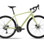 Seitenansicht eines hellgrünen Lapierre Crosshill AL 3.0 Gravelbikes mit Rennlenker, Scheibenbremsen und Schwalbe G-One Reifen.