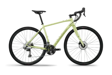 Seitenansicht eines hellgrünen Lapierre Crosshill AL 3.0 Gravelbikes mit Rennlenker, Scheibenbremsen und Schwalbe G-One Reifen.