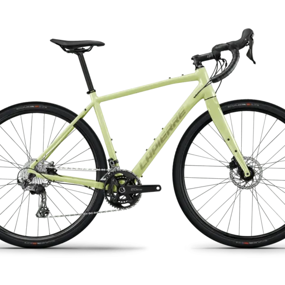 Seitenansicht eines hellgrünen Lapierre Crosshill AL 3.0 Gravelbikes mit Rennlenker, Scheibenbremsen und Schwalbe G-One Reifen.