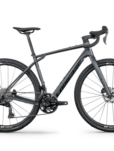 Graues Lapierre Crosshill CF 7.0 Gravelbike mit DT Swiss Laufrädern und WTB Reifen.