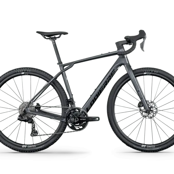 Graues Lapierre Crosshill CF 7.0 Gravelbike mit DT Swiss Laufrädern und WTB Reifen.