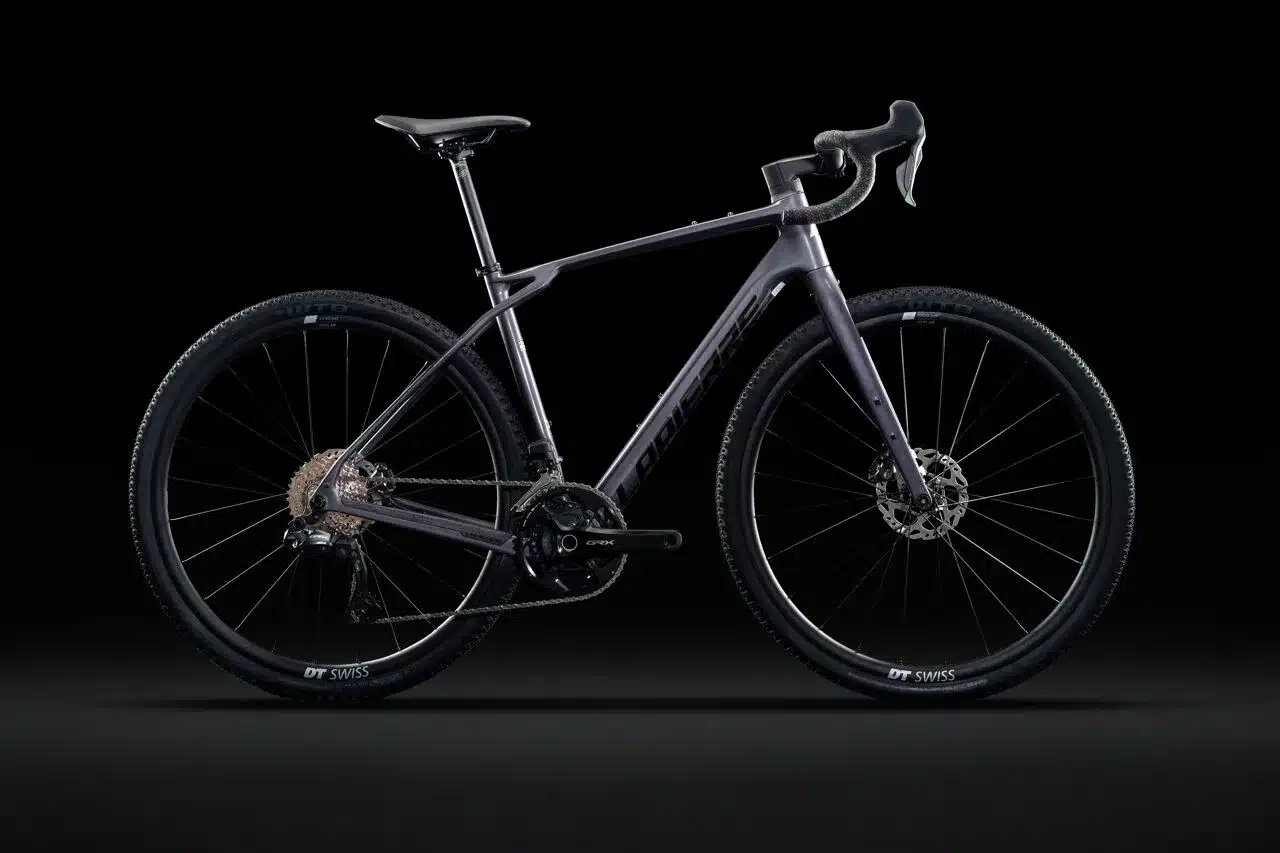 Seitenansicht eines Lapierre Crosshill CF 7.0 Gravelbikes in dunklem Grau auf schwarzem Hintergrund.