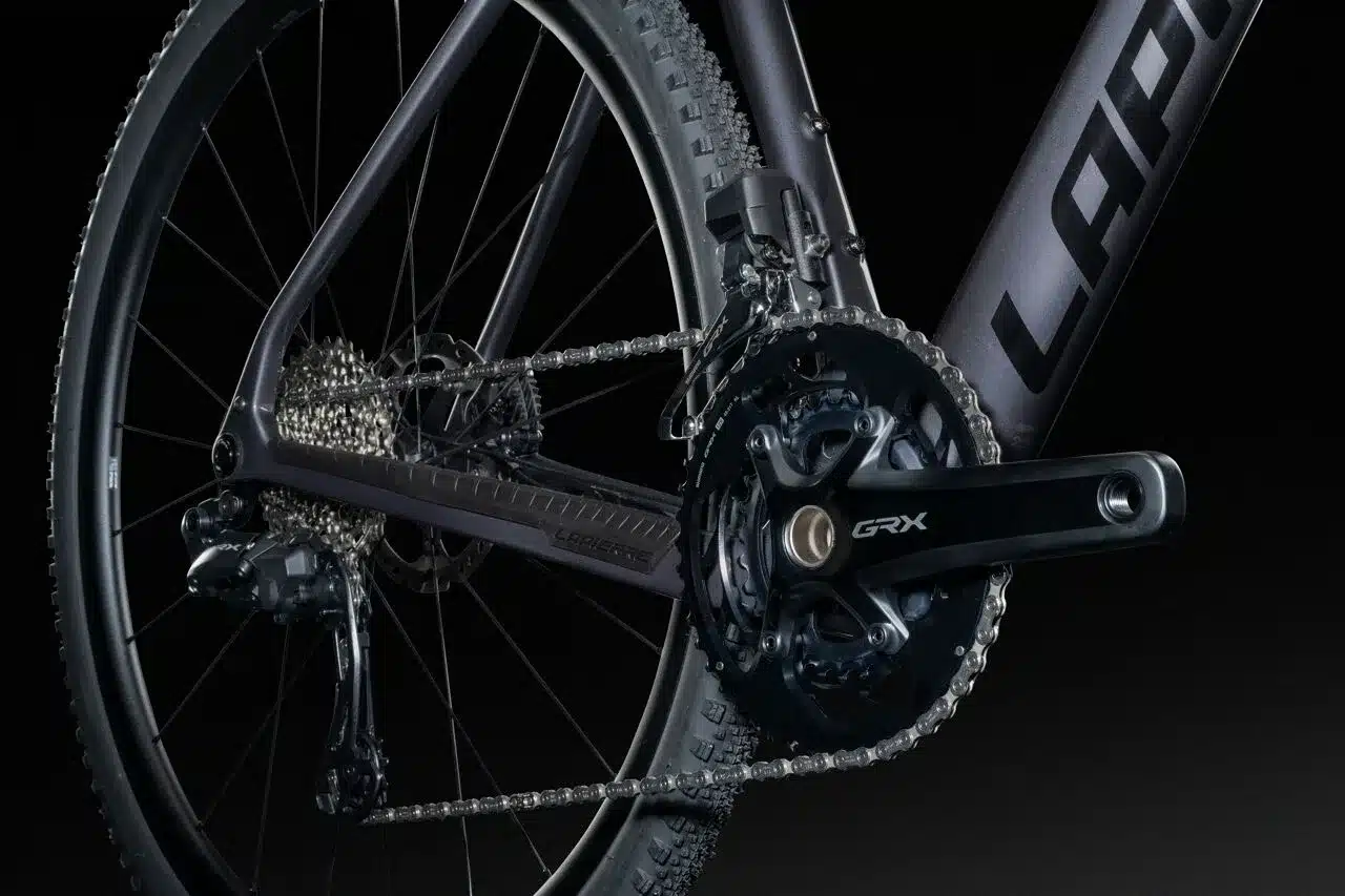 Detailaufnahme des Hinterbaus und Antriebsstrangs eines Lapierre Crosshill CF 7.0 Gravelbikes, das die Shimano GRX Di2 Schaltung zeigt.