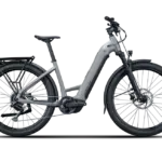 Seitenansicht eines grauen Lapierre E-Explorer 5.5 Low 2026 E-Trekkingrads mit Gepäckträger und Schutzblechen