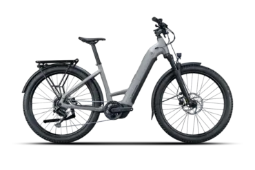 Seitenansicht eines grauen Lapierre E-Explorer 5.5 Low 2026 E-Trekkingrads mit Gepäckträger und Schutzblechen