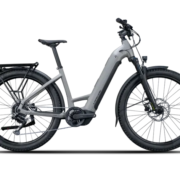 Seitenansicht eines grauen Lapierre E-Explorer 5.5 Low 2026 E-Trekkingrads mit Gepäckträger und Schutzblechen