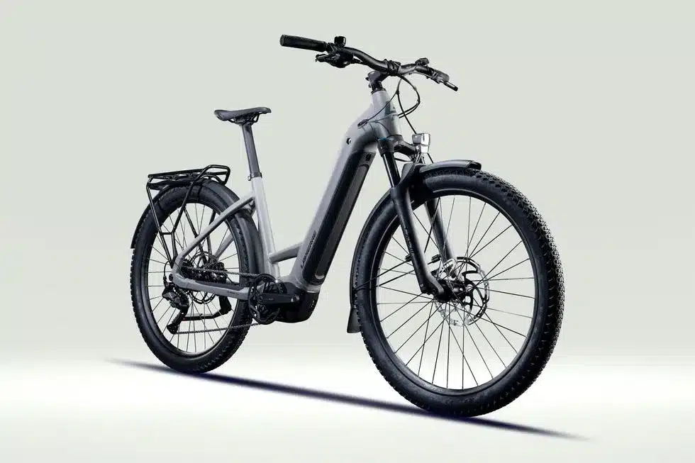 Graues Lapierre E-Explorer 5.5 Low E-Trekkingrad mit Gepäckträger und Federgabel.