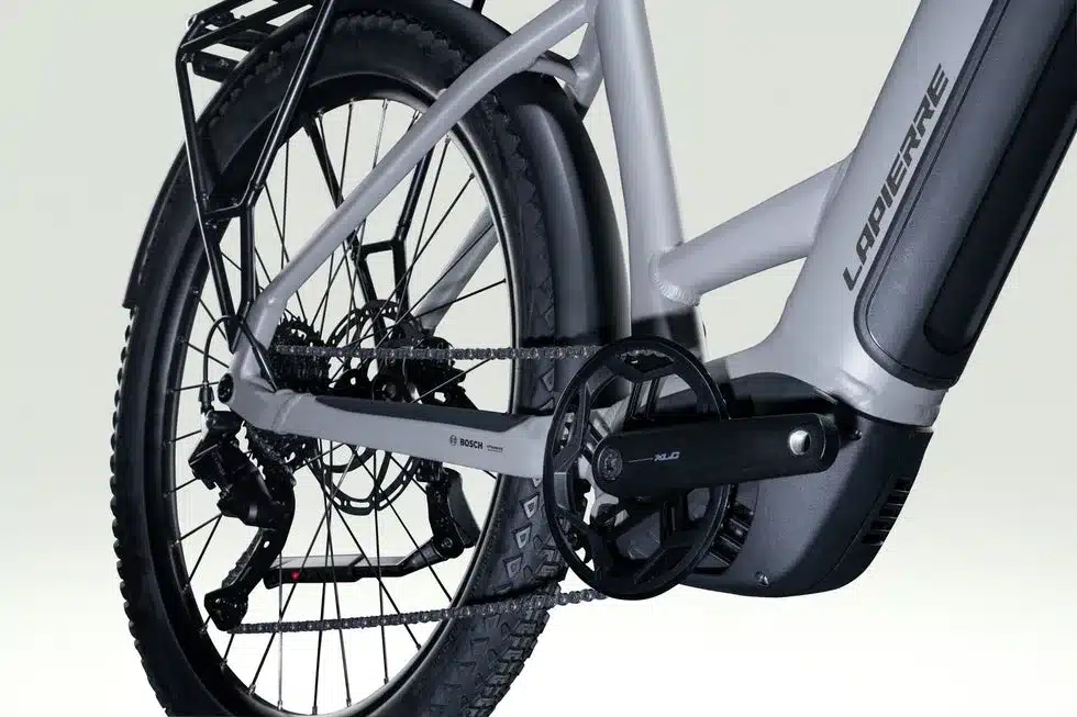 Nahaufnahme des Antriebs, der Kette und des Hinterrads mit Schutzblech und Gepäckträger eines Lapierre E-Explorer 5.5 Low E-Bikes mit Bosch-Motor.