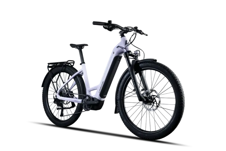 Lapierre E-EXPLORER 6.5 LOW 2026, ein hellviolettes E-Trekkingbike mit tiefer Einstiegshöhe, gezeigt von vorne