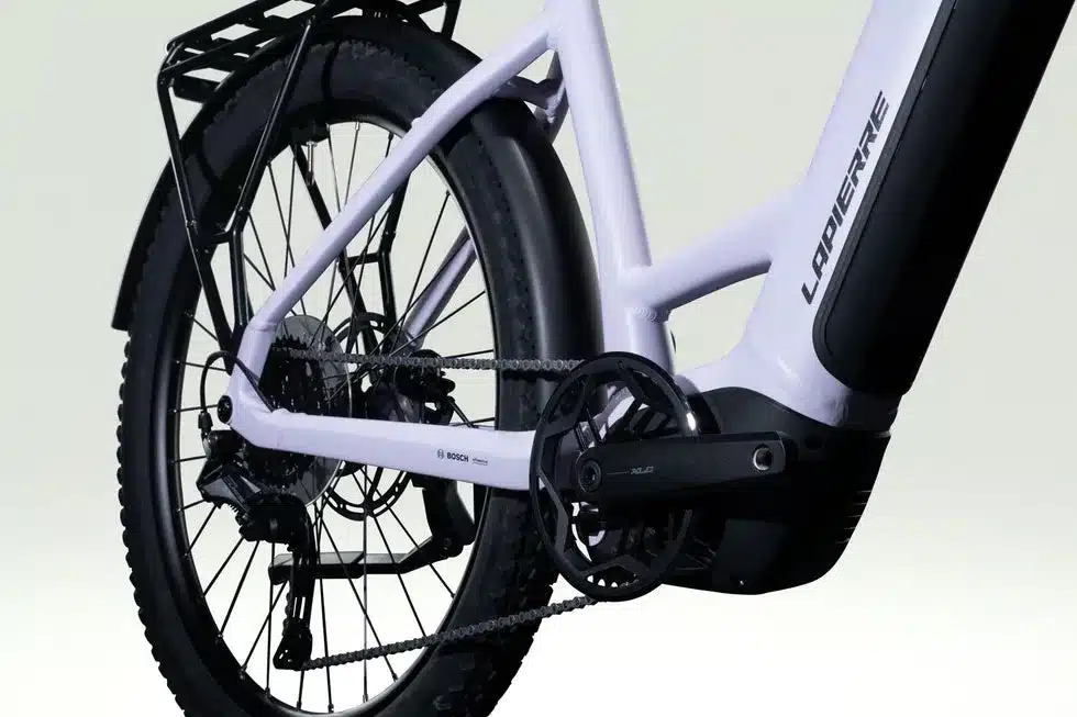 Detailansicht des Lapierre E-EXPLORER 6.5 LOW 2026 E-Bikes mit Fokus auf das Hinterrad, den Bosch Performance Line CX Motor und den integrierten Gepäckträger.
