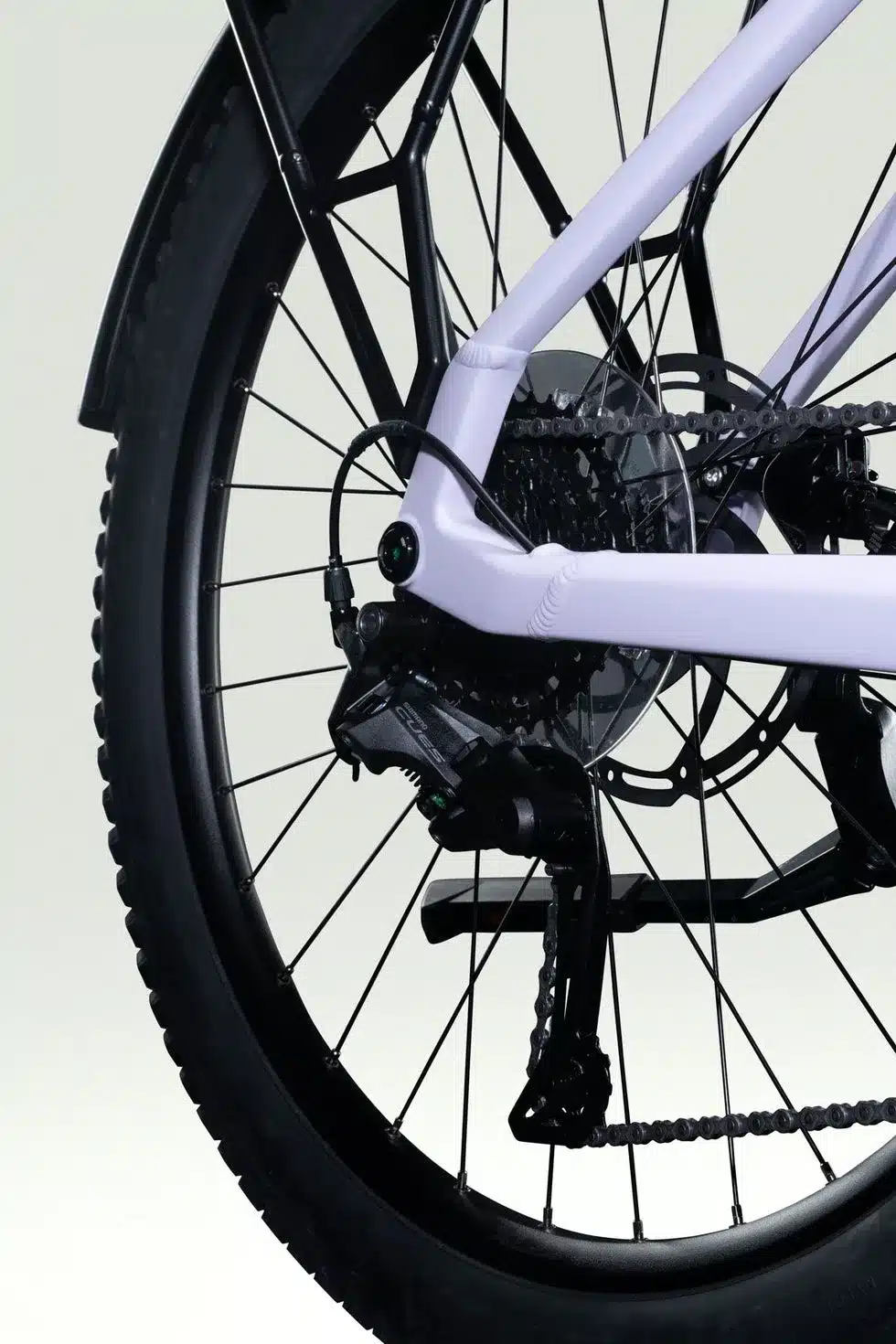 Nahaufnahme des Hinterrads eines Lapierre E-EXPLORER 6.5 LOW 2026 E-Trekkingbikes, mit Blick auf die Shimano Schaltung und das integrierte Schutzblech.