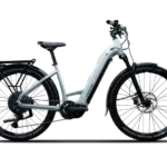 Lapierre E-Explorer 7.6 Low E-Trekkingrad in hellgrün mit schwarzen Schutzblechen und Gepäckträger.