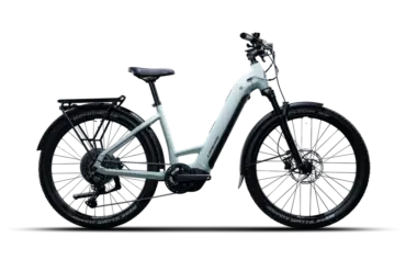 Lapierre E-Explorer 7.6 Low E-Trekkingrad in hellgrün mit schwarzen Schutzblechen und Gepäckträger.