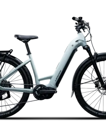 Lapierre E-Explorer 7.6 Low E-Trekkingrad in hellgrün mit schwarzen Schutzblechen und Gepäckträger.