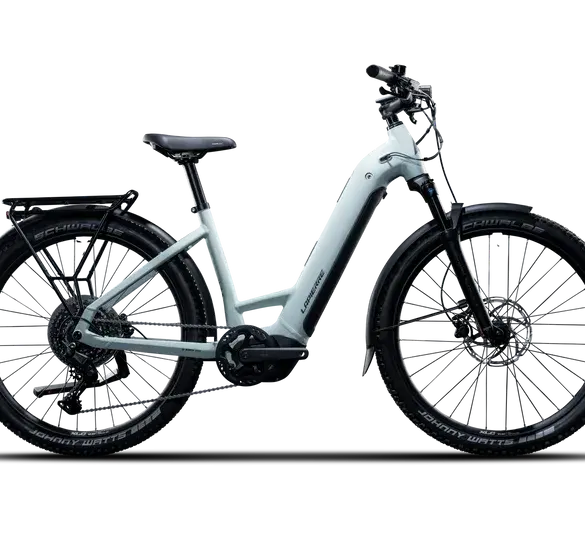 Lapierre E-Explorer 7.6 Low E-Trekkingrad in hellgrün mit schwarzen Schutzblechen und Gepäckträger.