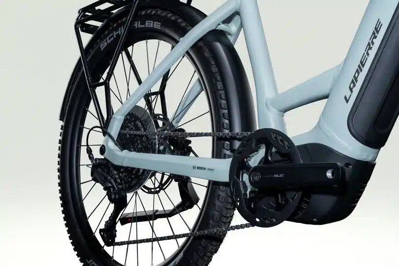 Detailaufnahme des Antriebsstrangs mit Bosch Motor, Kurbel, Kette und Hinterrad eines Lapierre E-Explorer 7.6 Low E-Trekkingbikes.