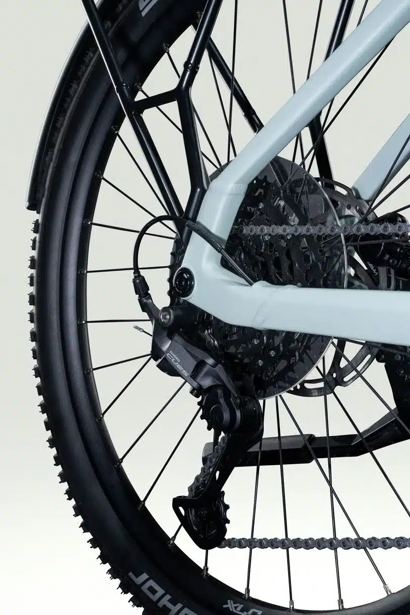 Detailansicht des Hinterrads und des Kettenschaltwerks eines Lapierre E-Explorer E-Trekkingrads.