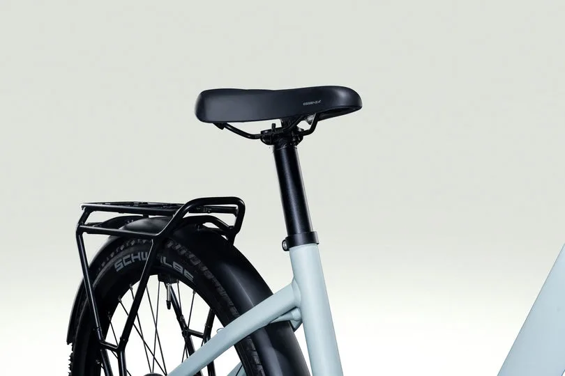 Nahaufnahme des Hinterrads, des Gepäckträgers und des Sattels eines Lapierre E-Explorer 7.6 Low 2026 E-Trekkingrads.