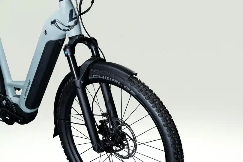Detailaufnahme des Lapierre E-Explorer 7.6 Low E-Trekkingrads, das den vorderen Teil des Fahrrads mit Schutzblech, Federgabel und Reifen zeigt.