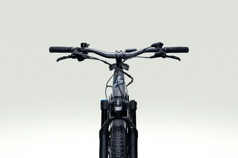 Frontale Ansicht eines grauen Lapierre E-Explorer 7.6 Low 2026 E-Trekkingrads, Fokus auf Lenker, Vordergabel und Scheinwerfer.