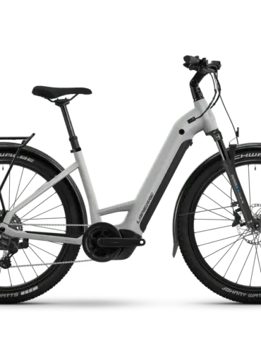Seitenansicht des Lapierre E-Explorer 8.8 Low 2026 E-Trekkingbikes in Hellgrau mit schwarzem Gepäckträger, Schutzblechen und Reifen.