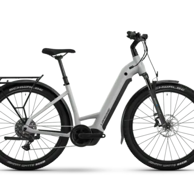 Seitenansicht des Lapierre E-Explorer 8.8 Low 2026 E-Trekkingbikes in Hellgrau mit schwarzem Gepäckträger, Schutzblechen und Reifen.