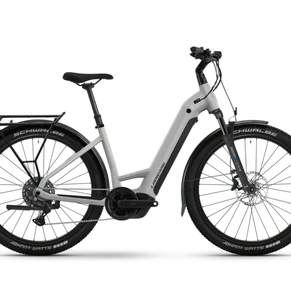 Seitenansicht des Lapierre E-Explorer 8.8 Low 2026 E-Trekkingbikes in Hellgrau mit schwarzem Gepäckträger, Schutzblechen und Reifen.