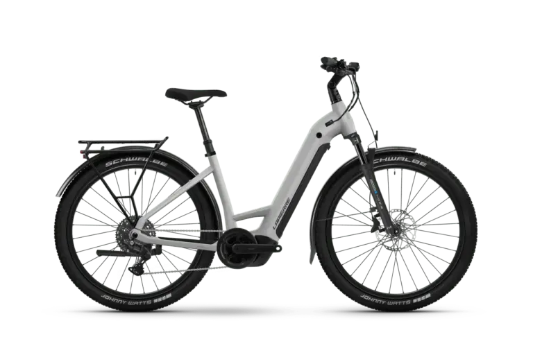 Seitenansicht des Lapierre E-Explorer 8.8 Low 2026 E-Trekkingbikes in Hellgrau mit schwarzem Gepäckträger, Schutzblechen und Reifen.
