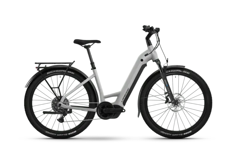 Seitenansicht des Lapierre E-Explorer 8.8 Low 2026 E-Trekkingbikes in Hellgrau mit schwarzem Gepäckträger, Schutzblechen und Reifen.