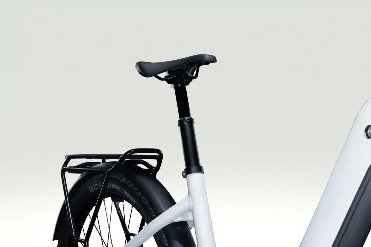 Nahaufnahme eines Lapierre E-Explorer 8.8 Low 2026 E-Trekkingbikes mit Blick auf das Hinterrad, den Gepäckträger, das Schutzblech und die versenkbare Sattelstütze.