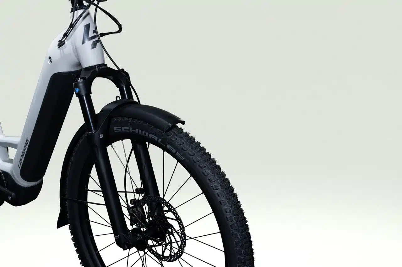 Detailaufnahme des Vorderrads eines Lapierre E-Explorer 8.8 Low 2026 E-Trekkingbikes mit Schwalbe Reifen und Federgabel.