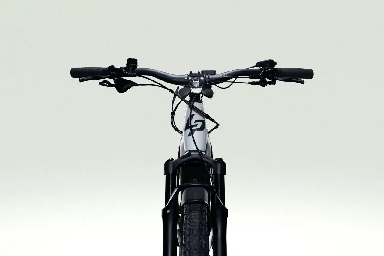 Frontansicht eines weißen und schwarzen Lapierre E-Explorer 8.8 Low 2026 E-Trekkingbikes mit Fokus auf Lenker, Vordergabel und Reifen.