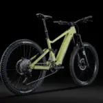 Ein Lapierre Overvolt AM AL 5.8 E-Mountainbike in hellgrüner Farbe, von der Seite mit Fokus auf den Rahmen, die Federung und die Räder.