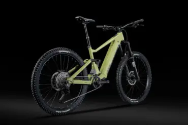 Ein Lapierre Overvolt AM AL 5.8 E-Mountainbike in hellgrüner Farbe, von der Seite mit Fokus auf den Rahmen, die Federung und die Räder.