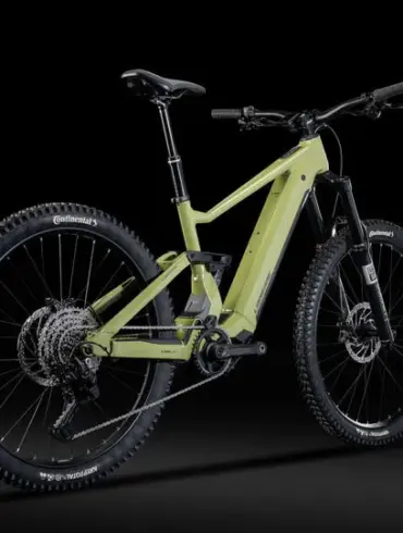 Ein Lapierre Overvolt AM AL 5.8 E-Mountainbike in hellgrüner Farbe, von der Seite mit Fokus auf den Rahmen, die Federung und die Räder.