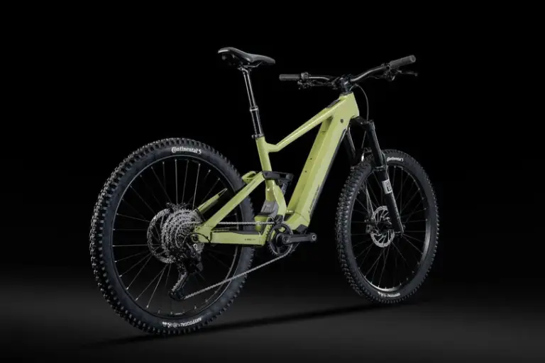 Ein Lapierre Overvolt AM AL 5.8 E-Mountainbike in hellgrüner Farbe, von der Seite mit Fokus auf den Rahmen, die Federung und die Räder.